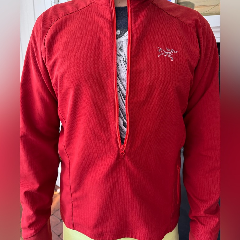 Arc’teryx windproof breathable zip top pull over.